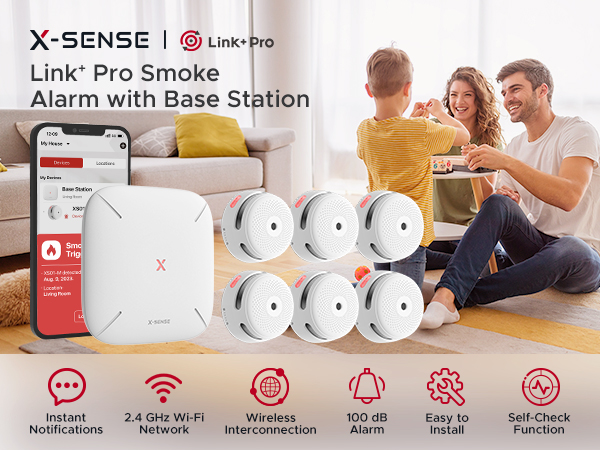 Familj i hemmet med uppkopplade brandvarnare där funktioner visas