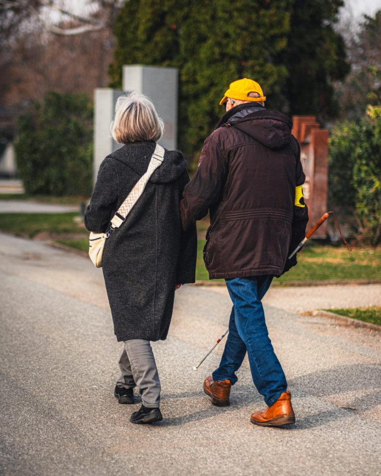 Ett äldre par som går tillsammans